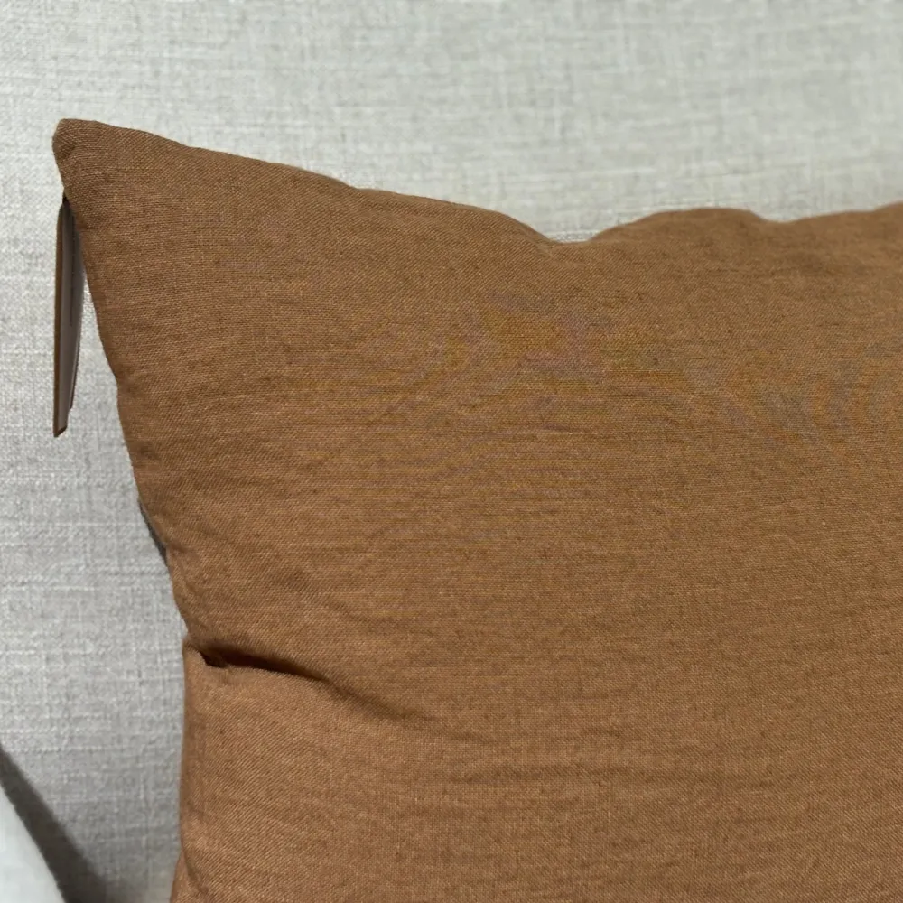 Funda de cojín SUENH Signature en lino 100% 60×40 Mustard - Imagen 4