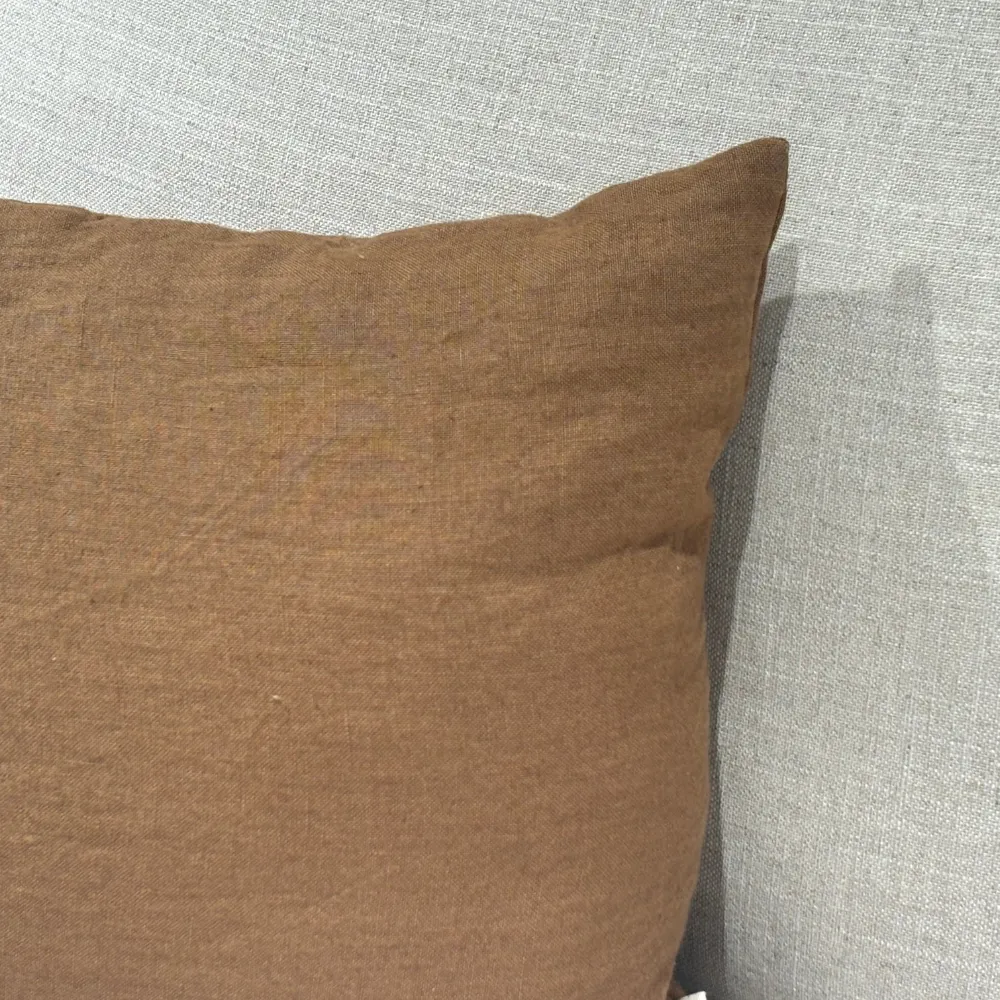 Funda de cojín SUENH Signature en lino 100% 60×40 Mustard - Imagen 3