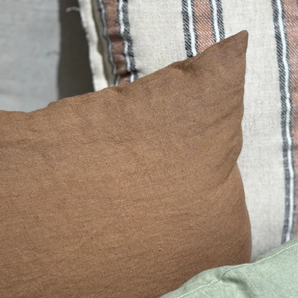 Funda de cojín SUENH Signature en lino 100% 60×40 Mustard - Imagen 9