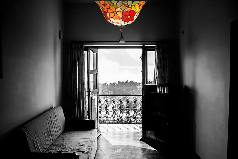 Plafón Tiffany floral con montura de hierro y reflector interior – 40 cm - Imagen 2