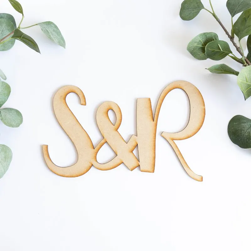 Iniciales altas o nombre sin palo de topper