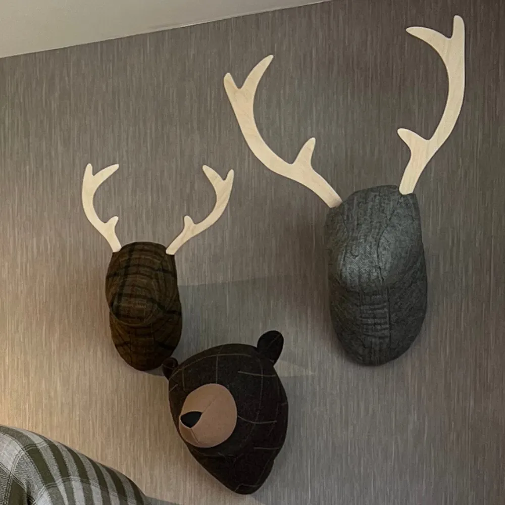 Cabeza de animal decorativa Deer Belmont en felpa Large - Imagen 2