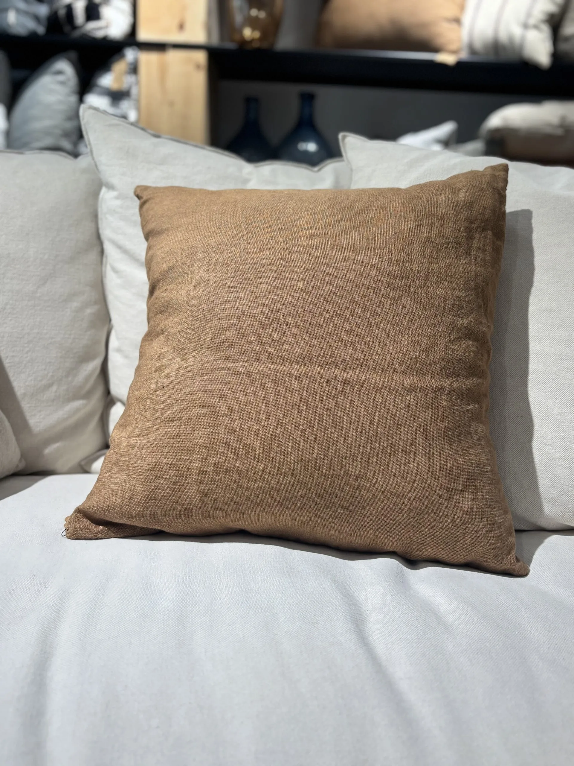 Funda de cojín SUENH Signature en lino 100% 50×50 Mustard - Imagen 4