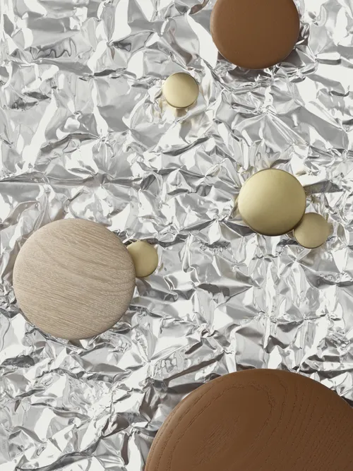 Perchero de pared Dots en madera de roble Natural Medium - Imagen 3