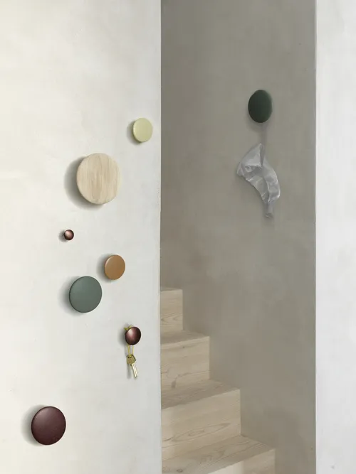 Perchero de pared Dots en madera de roble Natural Medium - Imagen 6