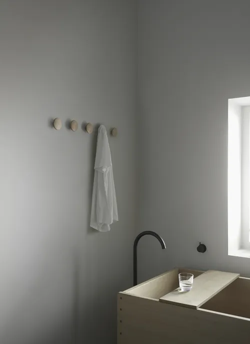 Perchero de pared Dots en madera de roble Natural Large - Imagen 7