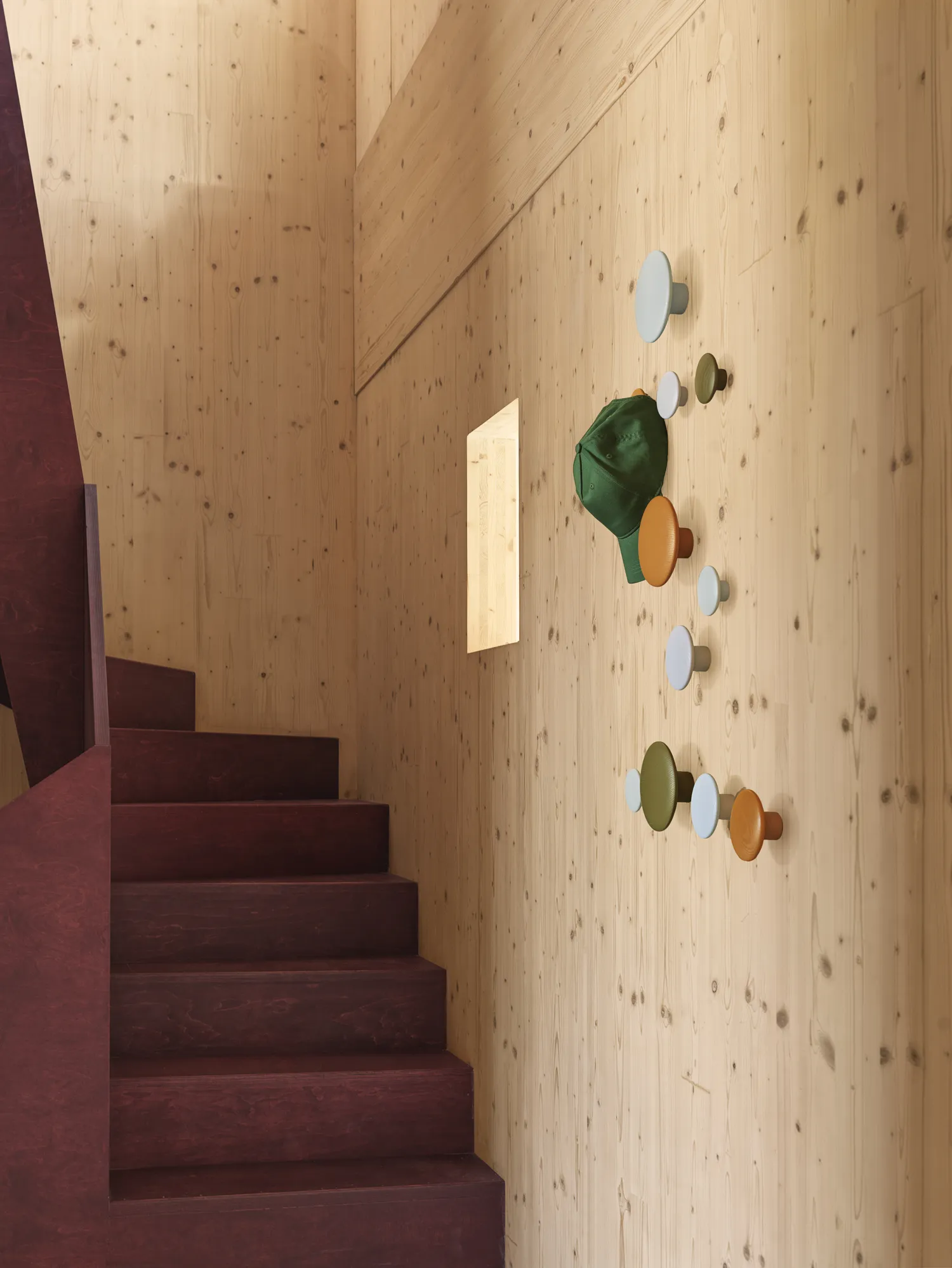 Perchero de pared Dots en madera de roble Natural Large - Imagen 9