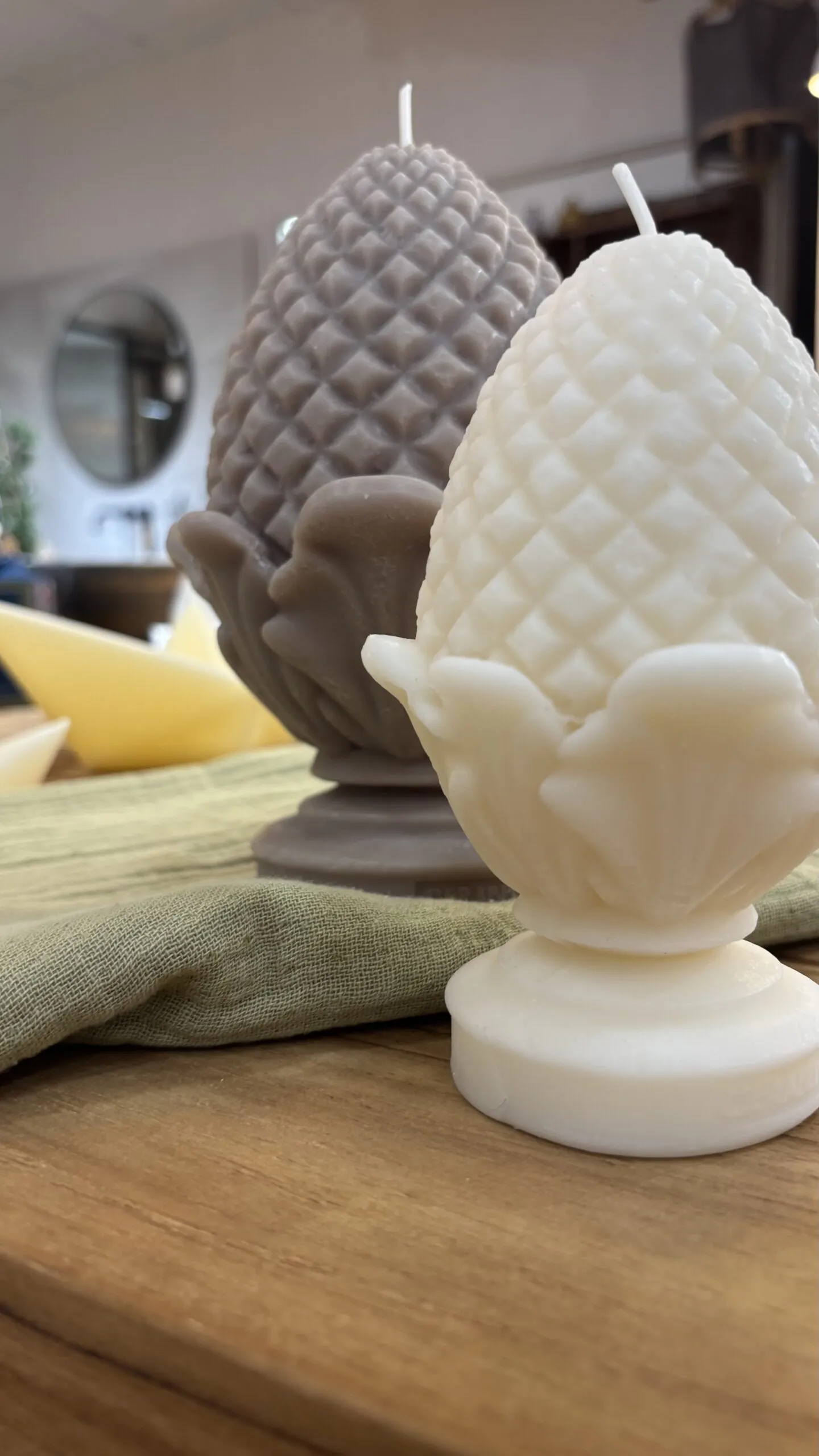 Vela decorativa Pinacle Brown Large - Imagen 2