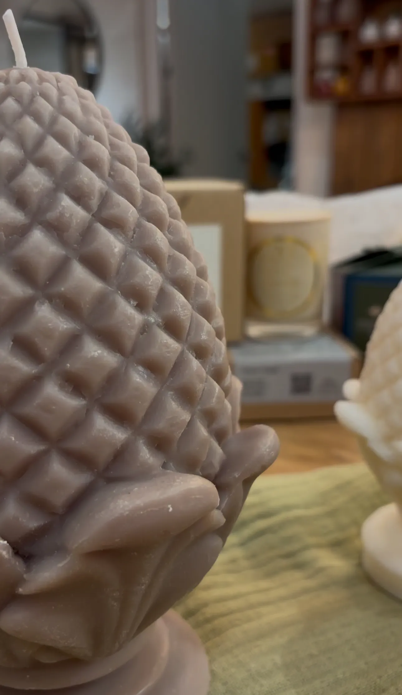 Vela decorativa Pinacle Brown Large - Imagen 9