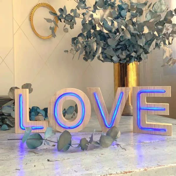 Letras neon y madera
