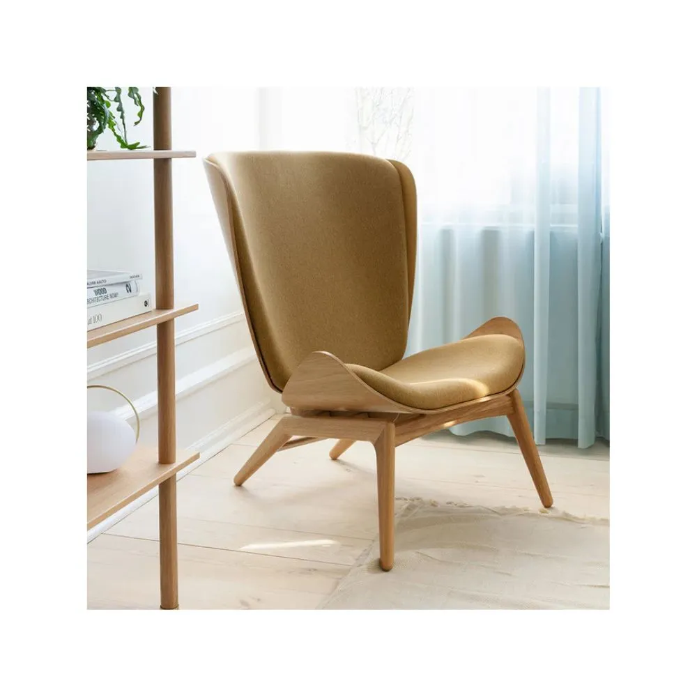 Sillón orejero The Reader en madera de roble tapizado Sugar Brown - Imagen 3