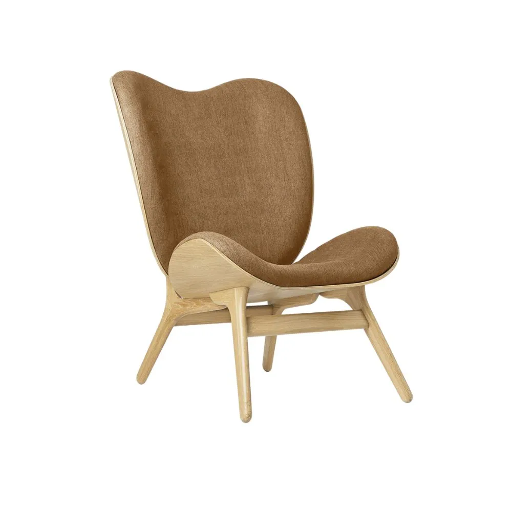 Sillón A Conversation Piece en madera de roble tapizado Sugar Brown