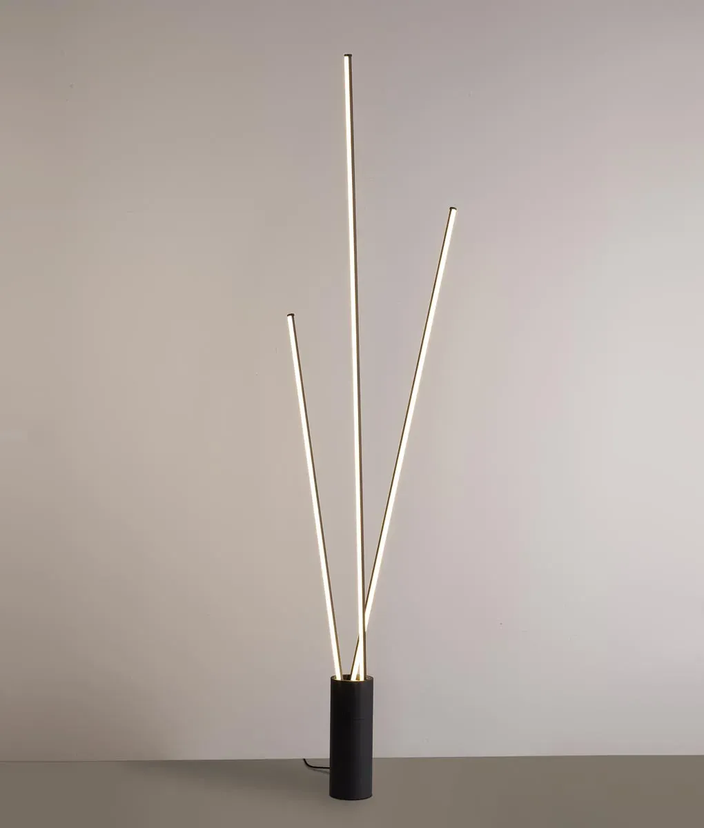 Lámpara de pie modelo Vertical con diseño minimalista y varillas doradas en 2 tamaños