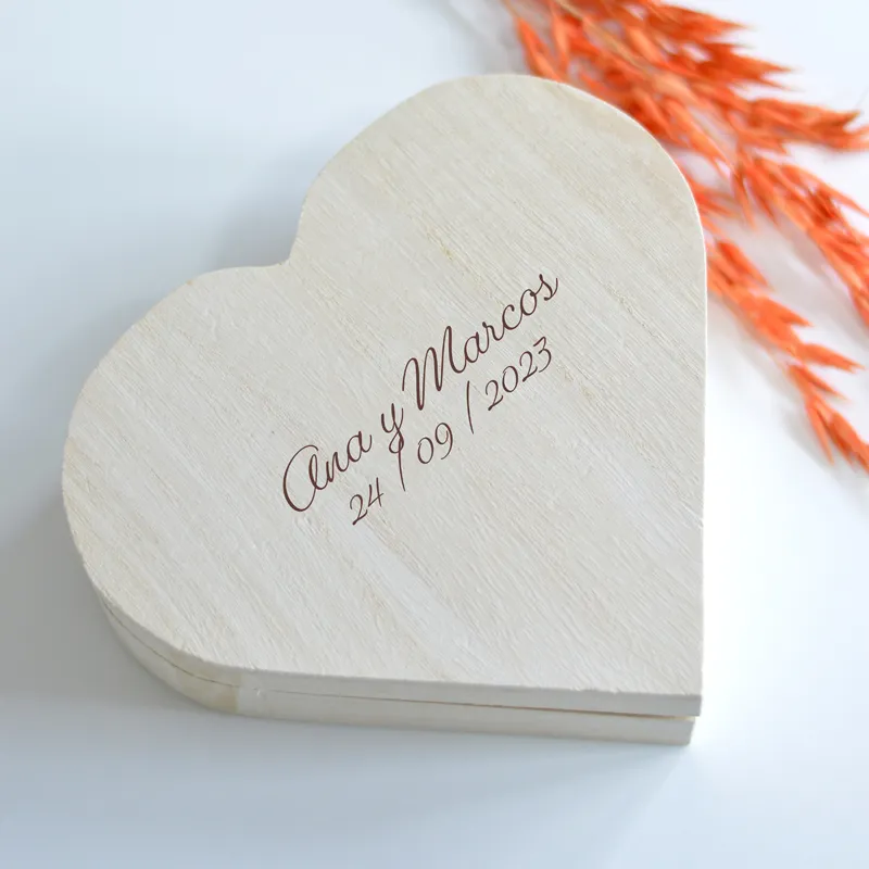 Porta alianzas caja de madera corazón personalizada