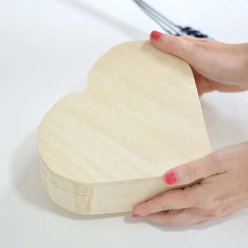 Porta alianzas caja de madera corazón personalizada - Imagen 2