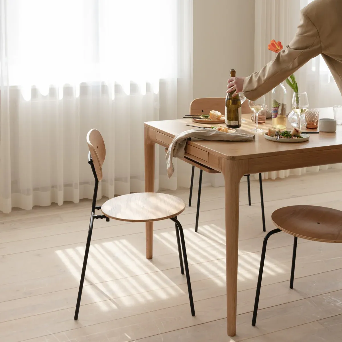 Silla Curious en madera de roble y acero Natural & Black - Imagen 8