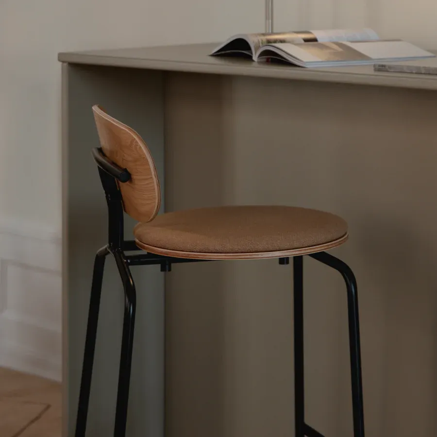 Taburete alto Curious en madera de roble y acero tapizado Sugar Brown - Imagen 5