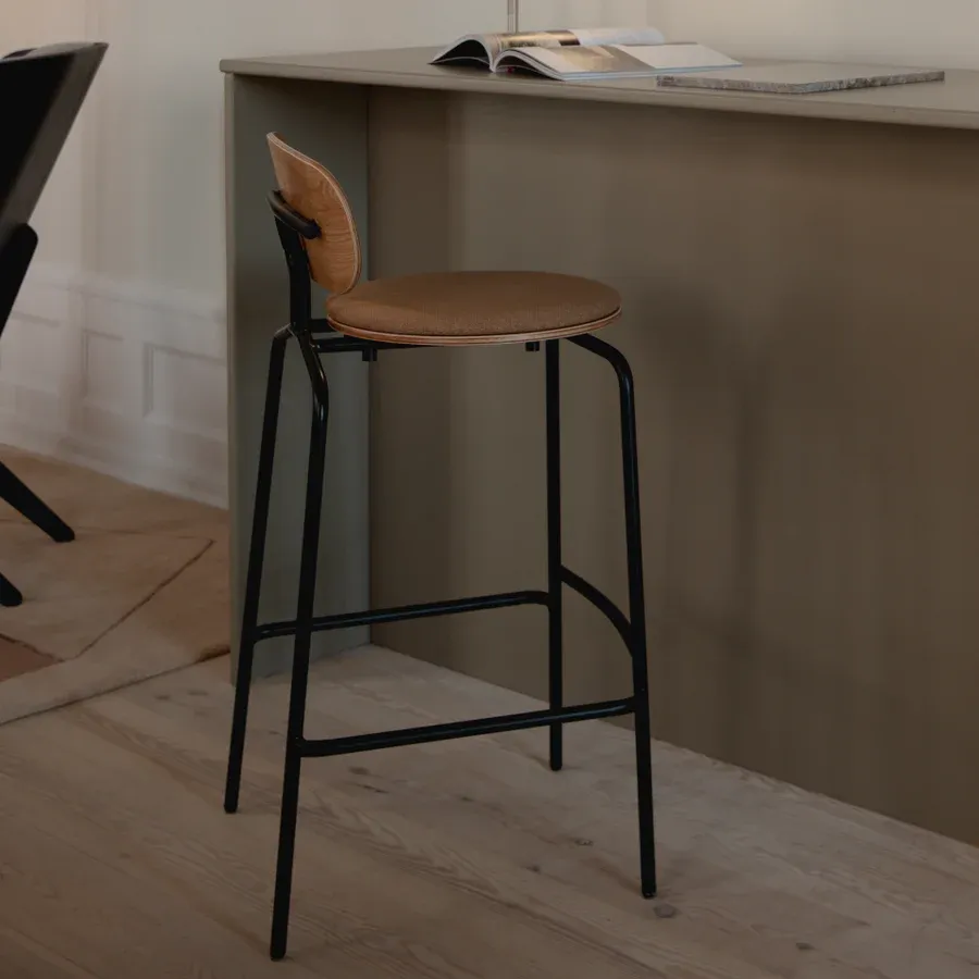 Taburete alto Curious en madera de roble y acero tapizado Sugar Brown - Imagen 4