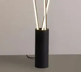 Lámpara de pie modelo Vertical con diseño minimalista y varillas doradas en 2 tamaños - Imagen 2